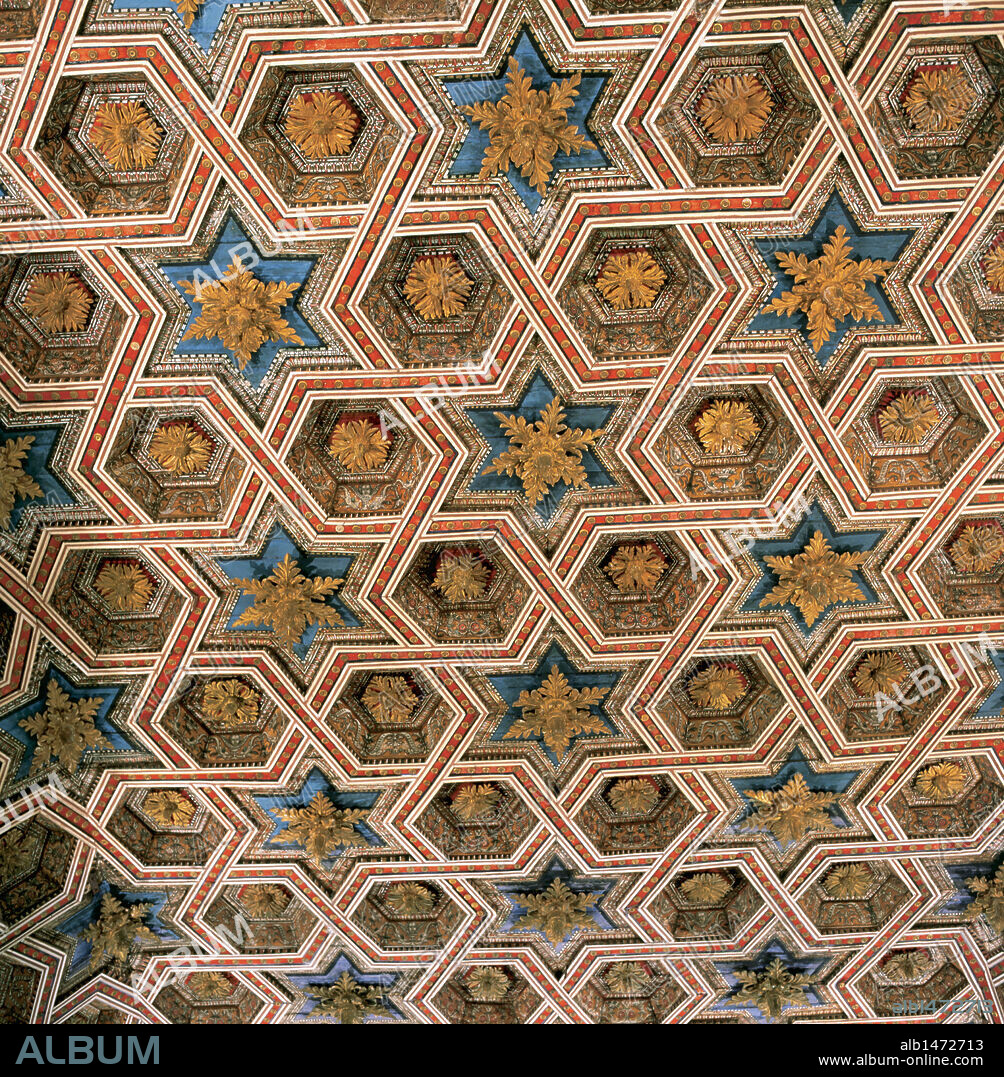 ARTE RENACIMIENTO. ESPAÑA. PEDRO GUMIEL (h. 1460-1519). Arquitecto y pintor que desarrolló el llamado estilo 'Cisneros'. PARANINFO DE LA UNIVERSIDAD DE ALCALA DE HENARES. Realizado entre 1517 y 1519. Detalle de la decoración de yeserías del techo, de estilo mudéjar renacentista. S. XVI. Comunidad de Madrid.