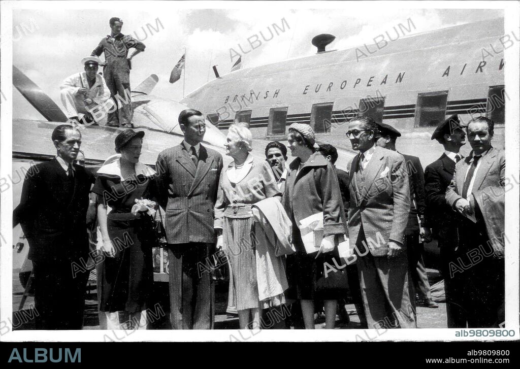 Madrid. 03/06/1950. La esposa e hija de Churchill, doña Clementina Hozier y la señora de Cristopher Sonmes respectivamente,  a su llegada al aeródromo de Barajas.