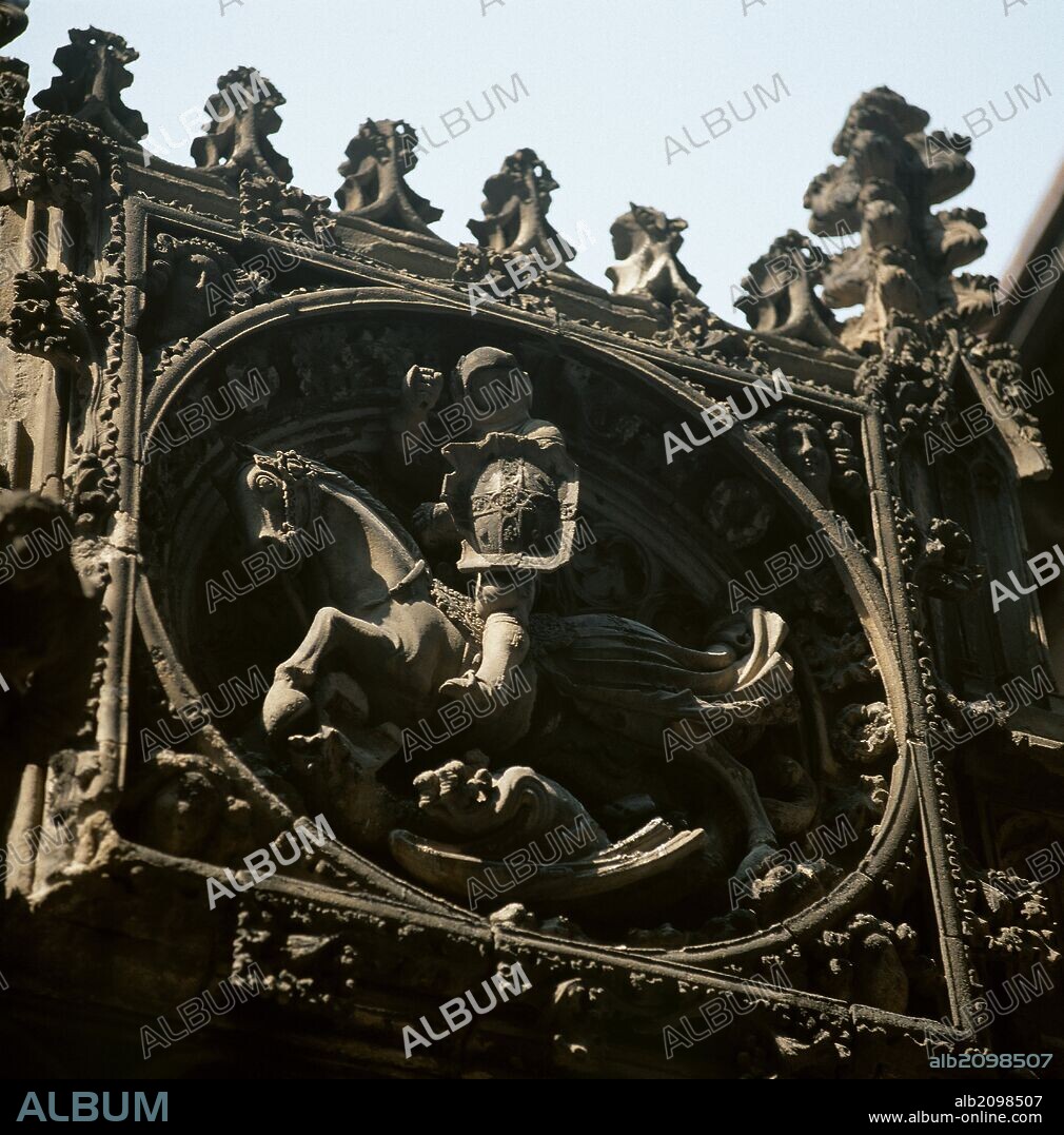 ARTE GOTICO. ESPAÑA. SANT JORDI. Medallón esculpido por Pere Joan en 1418, que se halla en la fachada gótica del Palau de la Generalitat, realizado por Marc Safont. BARCELONA. Cataluña.