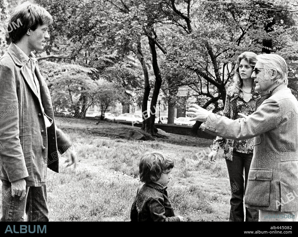 ESTELLE PARSONS, LINDSAY WAGNER, PETER FONDA and ROBERT WISE in TWO PEOPLE, 1973, directed by ROBERT WISE. Copyright PARAMOUNT PICTURES.