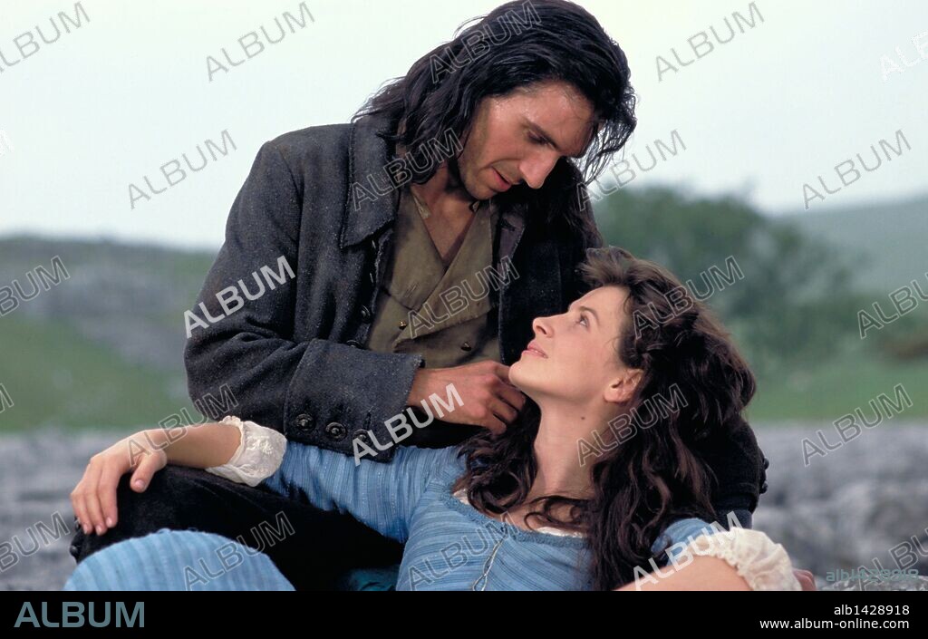 JULIETTE BINOCHE and RALPH FIENNES in WUTHERING HEIGHTS, 1992, directed by PETER KOSMINSKY. Copyright PARAMOUNT PICTURES.