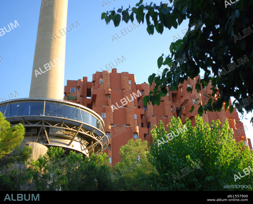 CATALUÑA. SANT JUST DESVERN. Vista parcial del EDIFICIO WALDEN 7, construído entre los años 1973 y 1975 por el arquitecto Ricardo BOFILL LEVI. En primer término, la chimenea de una antigua fábrica en la que se ha instalado un mirador que alberga un restaurante. Comarca del Baix Llobregat. Provincia de Barcelona.