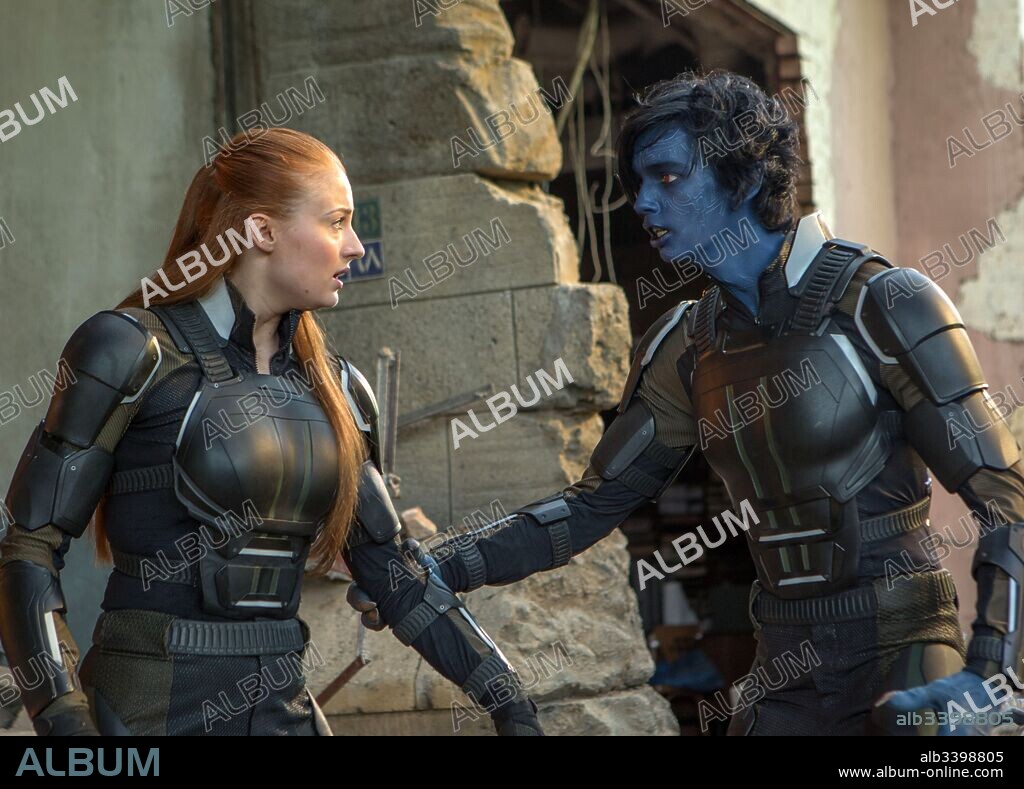 KODI SMIT-MCPHEE and SOPHIE TURNER in X-MEN: APOCALYPSE, 2016, directed by BRYAN SINGER. Copyright TWENTIETH CENTURY FOX/MARVEL ENTER/TSG ENTER/BAD HAT HARRY P.