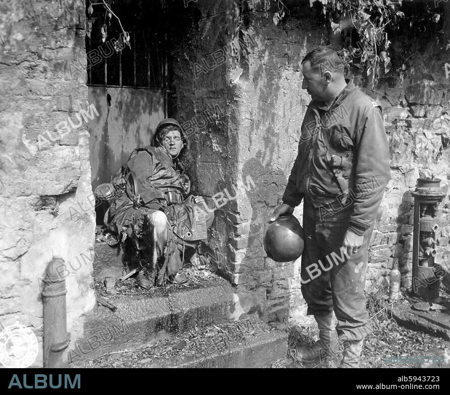 2. Weltkrieg / Frankreich nach der alliierten Landung in der Normandie am 6.6.1944. Kämpfe um die Festung Cherbourg (Kapitulation der deutschen Verteidiger am 30. Juni 1944).-US-Soldat (Captain Earl Topley), Kommandat einer Vorhut, die als erste in die Stadt eindringt,vor der Leiche eines deutschen Soldaten.-/ Foto, 27.6.1944.