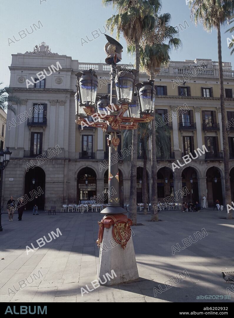 ANTONI GAUDÍ. FAROLA DISEÑADA EN 1878 DECORADA CON CASCO ALADO CON DOS SERPIENTES ENROSCADAS - MODERNISMO CATALAN.