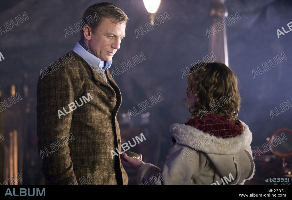 DAKOTA BLUE RICHARDS und DANIEL CRAIG in THE GOLDEN COMPASS, 2007, unter der Regie von CHRIS WEITZ. Copyright NEW LINE CINEMA/SCHOLASTIC PRODUCTIONS/DEPTH OF FIELD/INGENI.