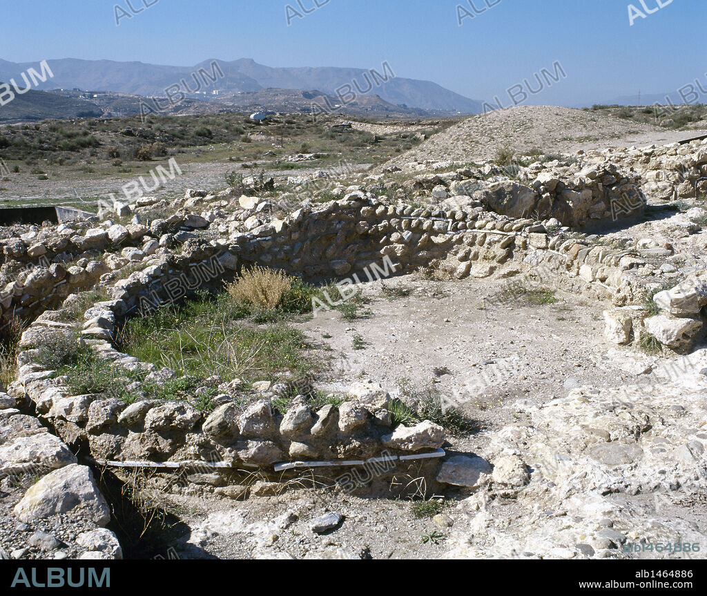 ARTE PREHISTORICO-EDAD METALES. ESPAÑA. CULTURA DE LOS MILLARES (I Edad del Bronce). Se desarrolló en Almería, englobado dentro del fenómeno megalítico que floreció en el milenio-III. Vista parcial de la NECROPOLIS, que cuenta con más de cien tumbas. SANTA FE DE MONDUJAR. Provincia de Almería. Andalucía.