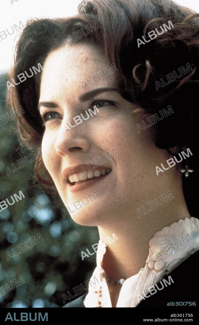 LARA FLYNN BOYLE in THREESOME, 1994, directed by ANDREW FLEMING. Copyright TRISTAR PICTURES.