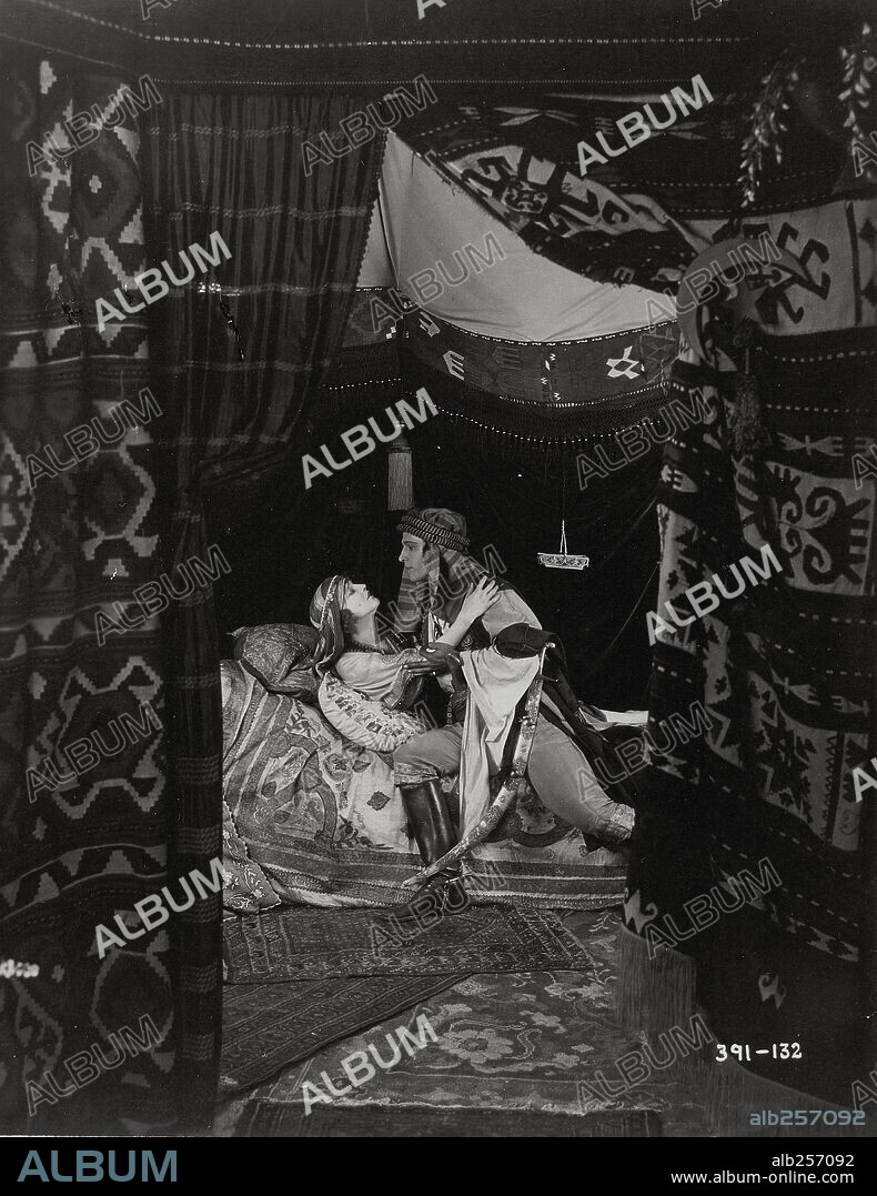 AGNES AYRES y RUDOLPH VALENTINO en EL CAÍD, 1921 (THE SHEIK), dirigida por GEORGE MELFORD. Copyright FAMOUS PLAYERS/PARAMOUNT.