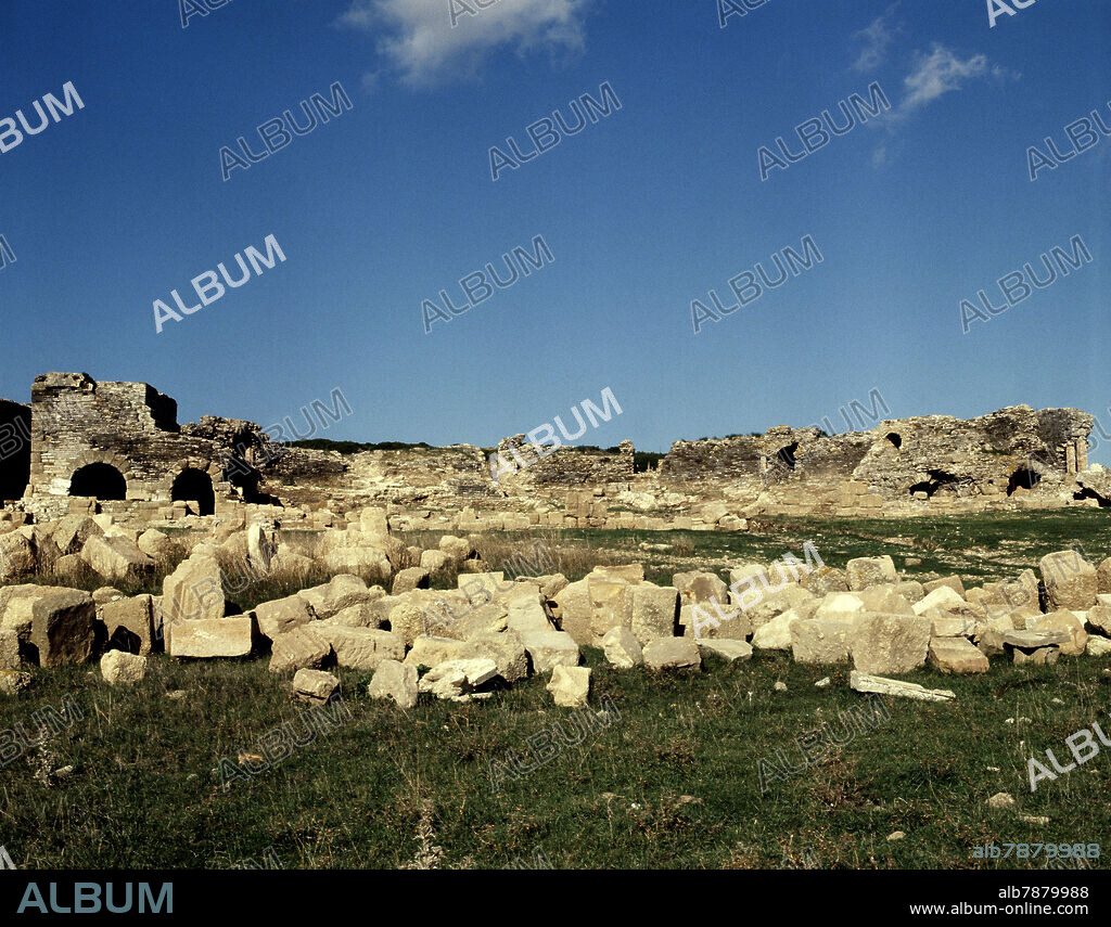 RUINAS DEL TEATRO ROMANO DE BAELO CLAUDIA - SIGLO I.