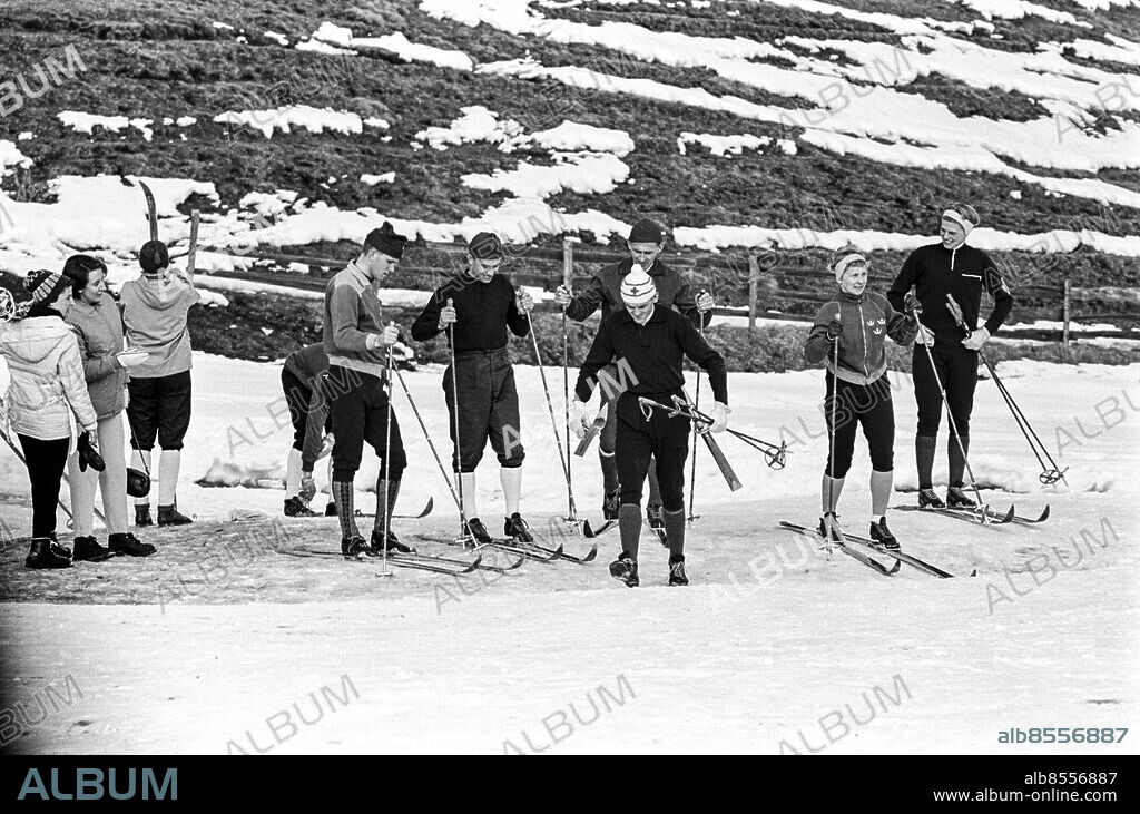 ARKIV 1964JAN-FEB. De svenska skidåkarna i längdskidlandslaget med . fr. v. okänd, Janne Stefansson, Sixten Jernberg, framför honom Assar Rönnlund, Toini Gustafsson och Barbro Martinsson samlade för en träningsrunda under de Olympiska vinterspelen i Innsbruck, Österrike, mellan 29:e januari och 9:e februari 1964.. Foto: Bertil S-son Åberg / SVT Bild / Kod: 5600. RiR 17121.