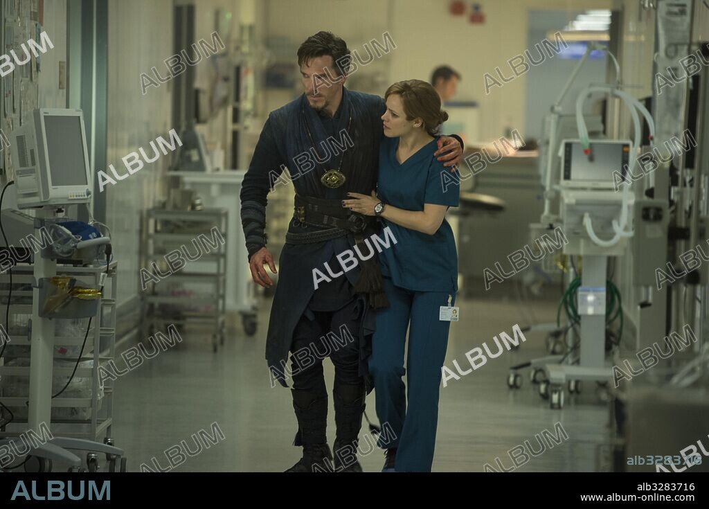 BENEDICT CUMBERBATCH y RACHEL MCADAMS en DOCTOR STRANGE [DOCTOR EXTRAÑO], 2016 (DOCTOR STRANGE), dirigida por SCOTT DERRICKSON. Copyright MARVEL STUDIOS.