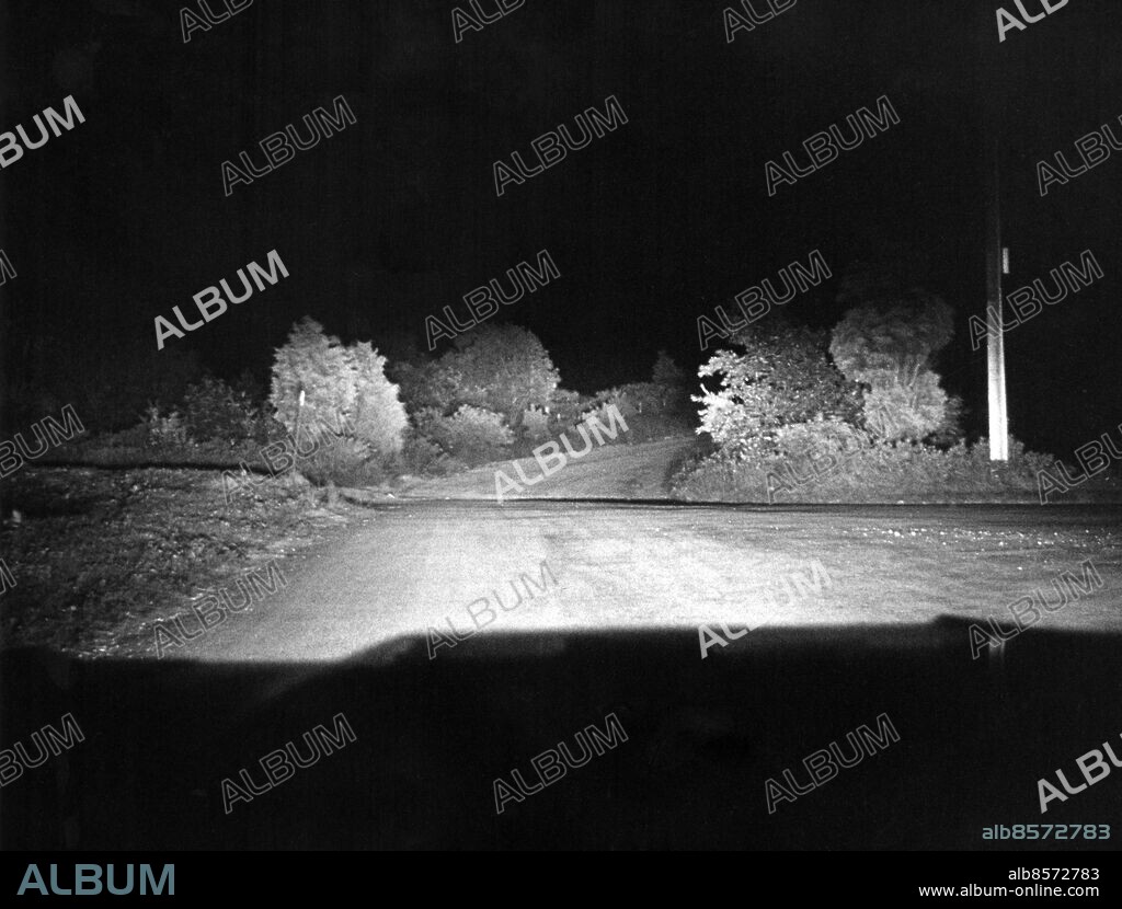 CHAPPAQUIDDICK ISLAND 1969-08-28. En bil närmar sig Dike Road, vägen som den amerikanske politikern Ted Kennedy körde innan han och hans medpassagerare Mary Jo Kopechne kom till träbron Dike Bridge, där de körde ner i vattnet 20 juli 1969. Kennedy överlevde medan Kopechne avled.. Foto: UPI / TT / Kod: 450.