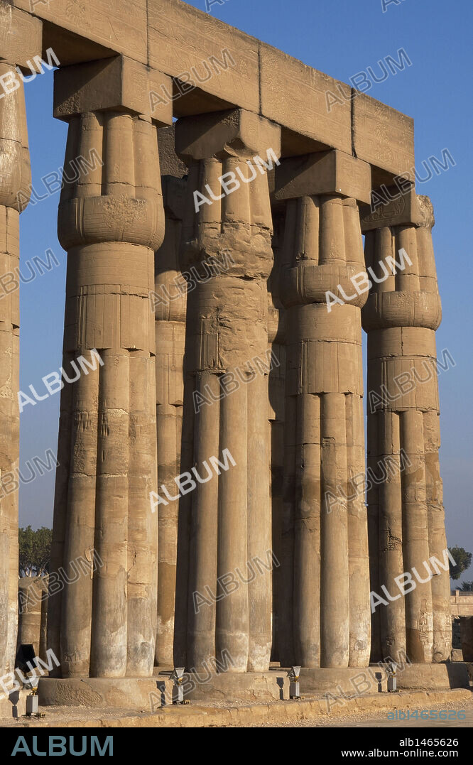 ARTE EGIPCIO. EGIPTO. TEMPLO DE LUXOR. PATIO DE AMENOFIS III. Vista del pórtico formado por columnas fasciculadas con capiteles papiriformes cerrados. XVIII Dinastía. Imperio Nuevo. Antigua Tebas "Waset".