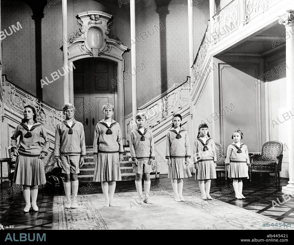 ANGELA CARTWRIGHT, CHARMAIN CARR, DEBBIE TURNER, DUANE CHASE, HEATHER MENZIES, KYM KARATH and NICHOLAS HAMMOND in THE SOUND OF MUSIC, 1965, directed by ROBERT WISE. Copyright 20TH CENTURY FOX.