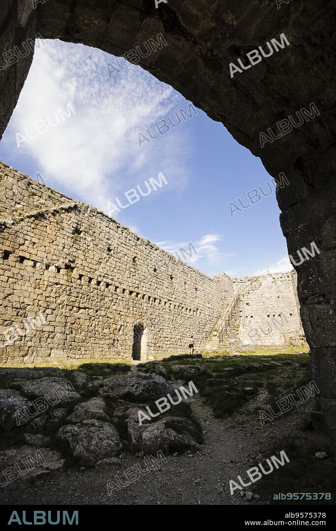 castillo de Montsegur, siglo XIV, castillo cátaro, monte Pog , Ariege, pirineos orientales,Francia, europa.