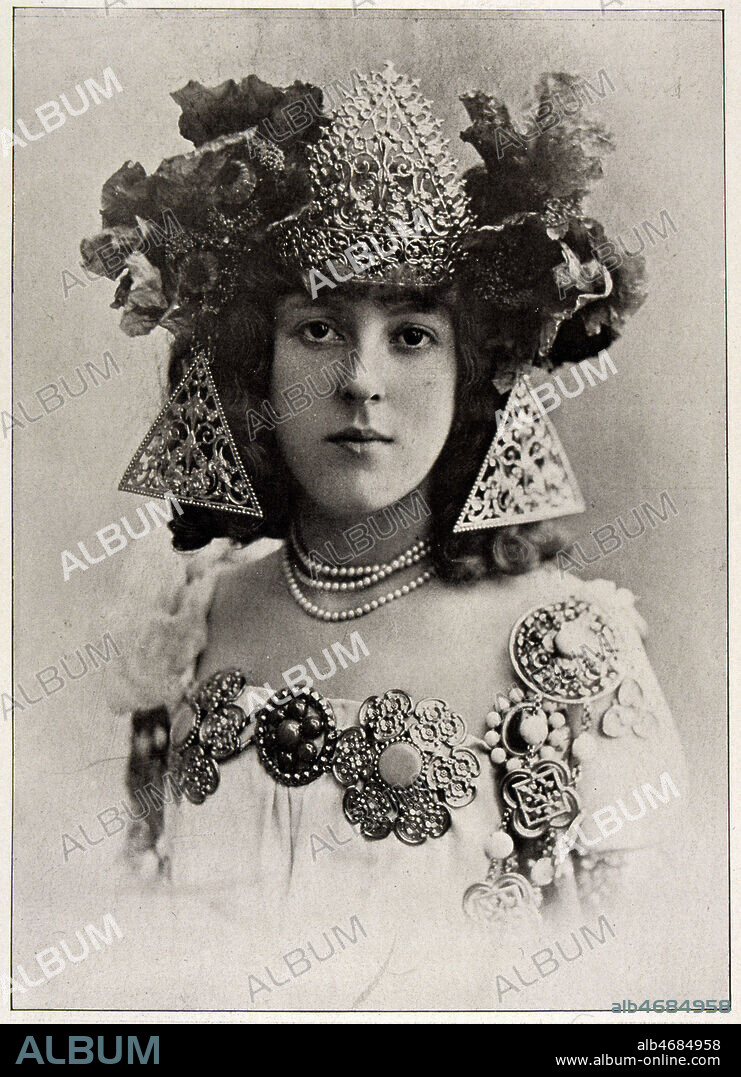 Portrait d'Emilienne d'ALENCON (1870-1946). brochure 'Reves d'amour' publiee vers 1900. Credit : JEAN VIGNE / KHARBINE-TAPABOR.