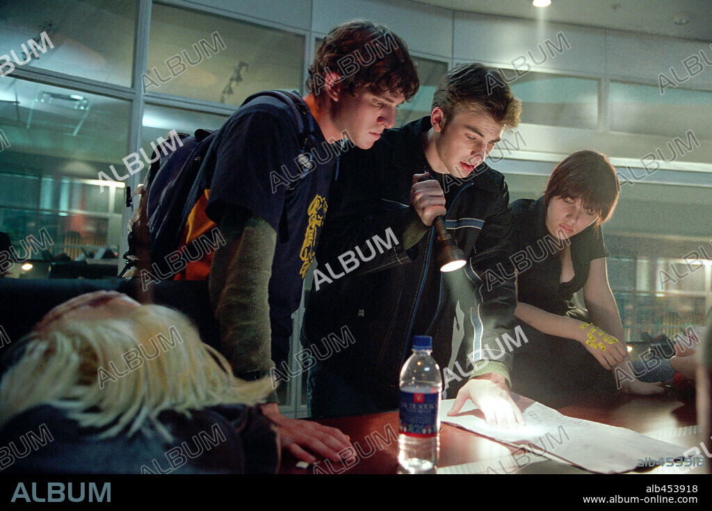 BRYAN GREENBERG, CHRIS EVANS and SCARLETT JOHANSSON in THE PERFECT SCORE, 2004, directed by BRIAN ROBBINS. Copyright PARAMOUNT PICTURES / CURRAN, DOUGLAS.