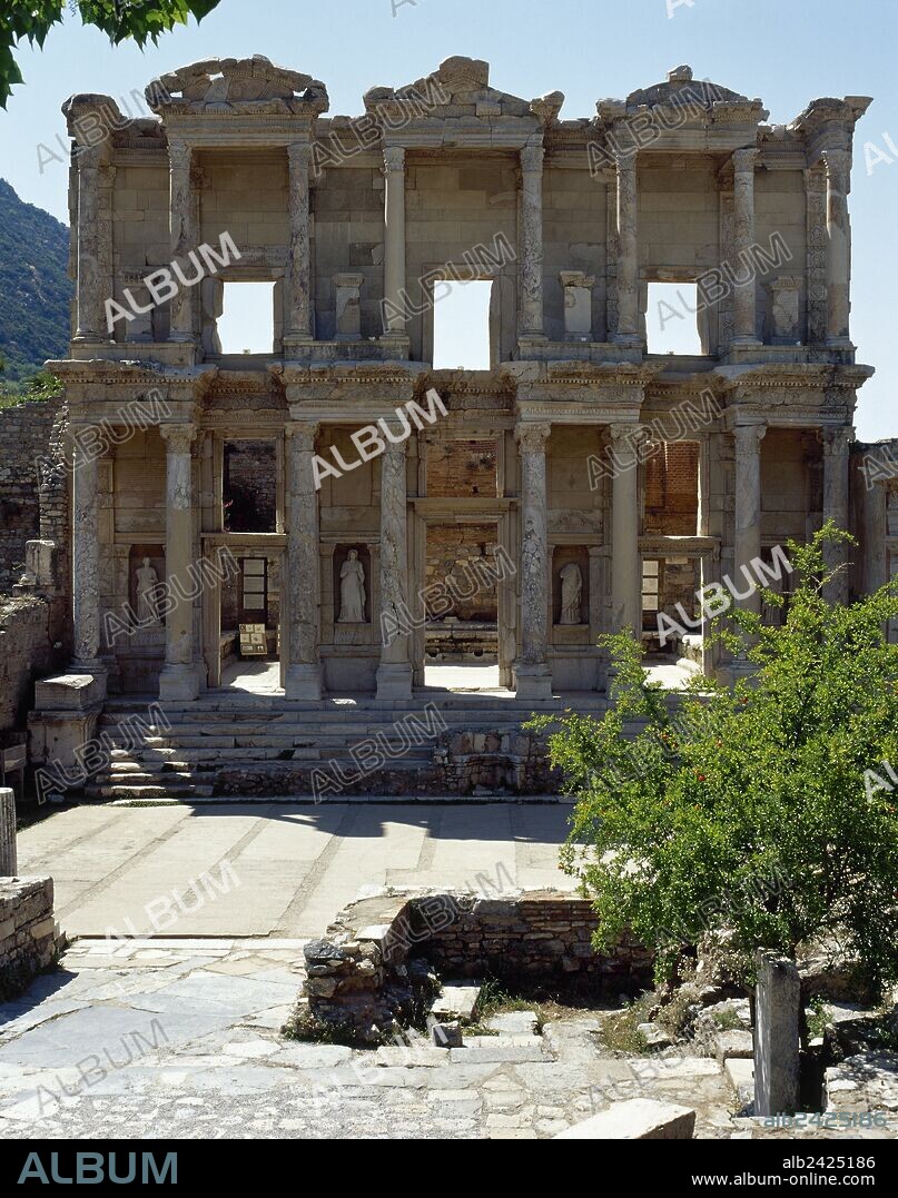 ARTE HELENISTICO. ASIA MENOR. BIBLIOTECA DE CELSO. Fué construida entre los años 117 y 120 d. C. por el hijo de Julio Celso Polemeano como el mausoleo de su padre. Las estatuas femeninas de los nichos de la fachada simbolizan las características de Celso: Sophia (la Sabiduría), Episteme (la Ciencia), Eunoia (la Fortuna) y Arete (la Virtud). EFESO. Turquía.