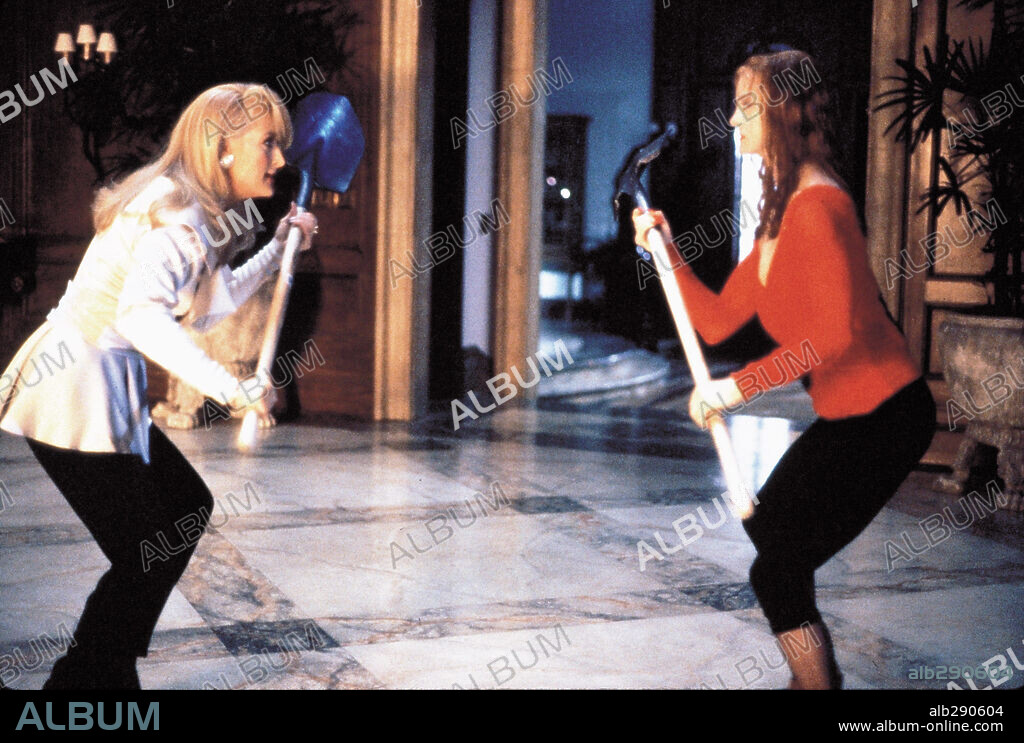 GOLDIE HAWN und MERYL STREEP in DEATH BECOMES HER, 1992, unter der Regie von ROBERT ZEMECKIS. Copyright UNIVERSAL PICTURES / NEWCOMB, DEANA.