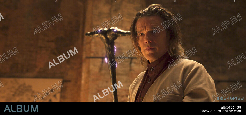 ETHAN HAWKE en CABALLERO LUNA, 2022 (MOON KNIGHT), dirigida por AARON MOORHEAD, GEORGE CLOONEY, JUSTIN BENSON y MOHAMED DIAB. Copyright MARVEL STUDIOS.
