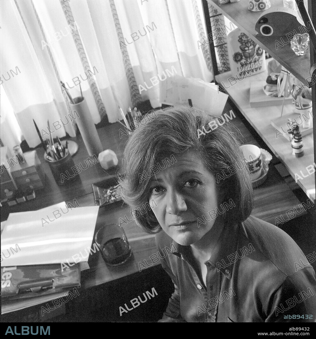 La escritora española, Ana María Matute, en su casa de Sitges en febrero de 1970.