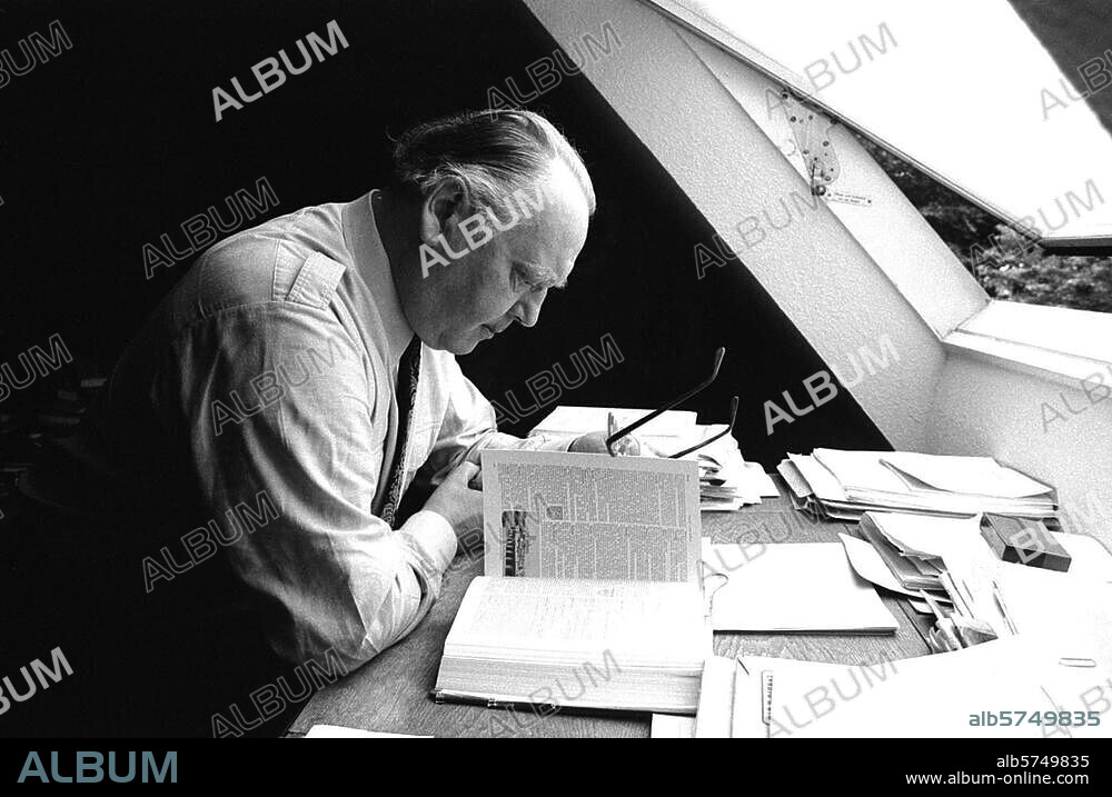 Helmut Schelsky; Sociologist; Chemnitz. 14.10.1912 - Münster 24.2.1984. Prof. Helmut Schelsky in the workspace of his home in Münster. Photo, July 26, 1973.