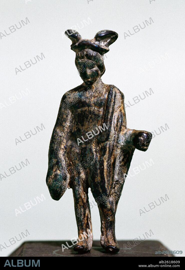 MERCURIO. Dios romano del comercio, hijo de Júpiter y de Maya. Identificado con el Hermes griego. Estatuilla de bronce (7 x 0'35 cm). Está representado con sombrero de alas anchas. Lleva una bolsa que simboliza las ganancias de los comerciantes. Procede del Valle de Ribes. Comarca del Ripollés. Provincia de Girona. Museu Episcopal de Vic. Provincia de Barcelona. Comarca de Osona. Cataluña.
