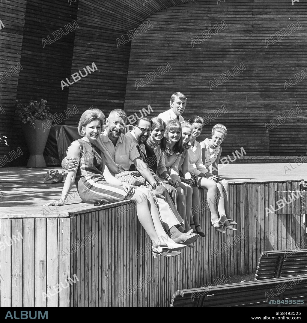 STOCKHOLM 1967-06-20.. 10000-KRONORSDUELLEN. Frågelek i TV mellan svenskar och norrmän.. Sänt första gången 1967-07-01.. Här ses från vänster tävlingsledarinnan Birgitta Sandstedt, producent Allan Schulman, domare Jan-Öjvind Swahn, värdinnorna Maj Håkansson, Eva Svedenmark och Lolo Angelin, sekreterare Karin Brodahl, scriptan Gunnel Odén och i bakgrunden bildproducent Lennart Wetterholm.. Foto: Bertil S-son Åberg / RiR / SVT / Kod: 5600. Reportage publ. i RiR 27/67 sid. 8-9.. RiR 18615 sv/v neg.