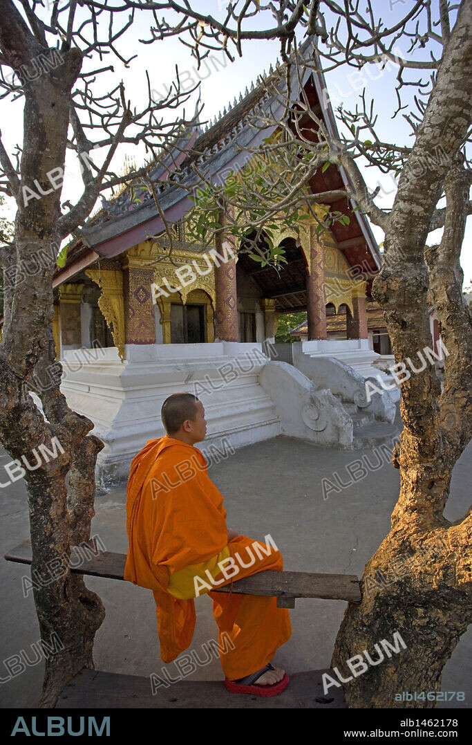 MONJE BUDISTA en el TEMPLO DE WAT SOP. LUANG PRABANG (Patrimonio de la Humanidad). Laos.