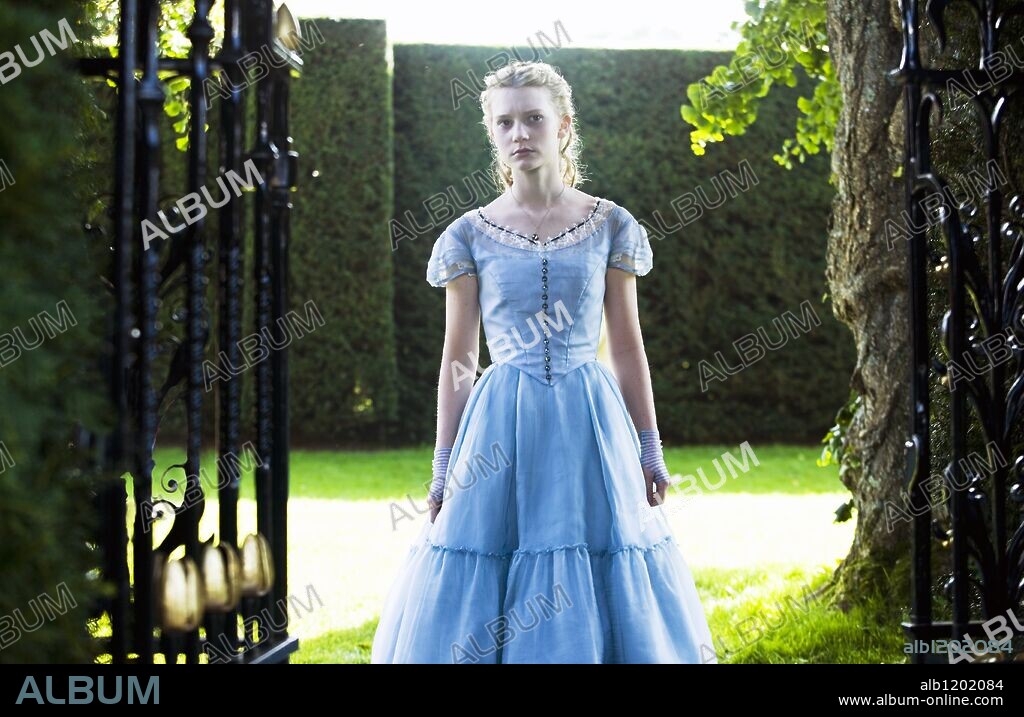 MIA WASIKOWSKA in ALICE IN WONDERLAND, 2010, directed by TIM BURTON. Copyright WALT DISNEY PICTURES / GALLO, LEAH.