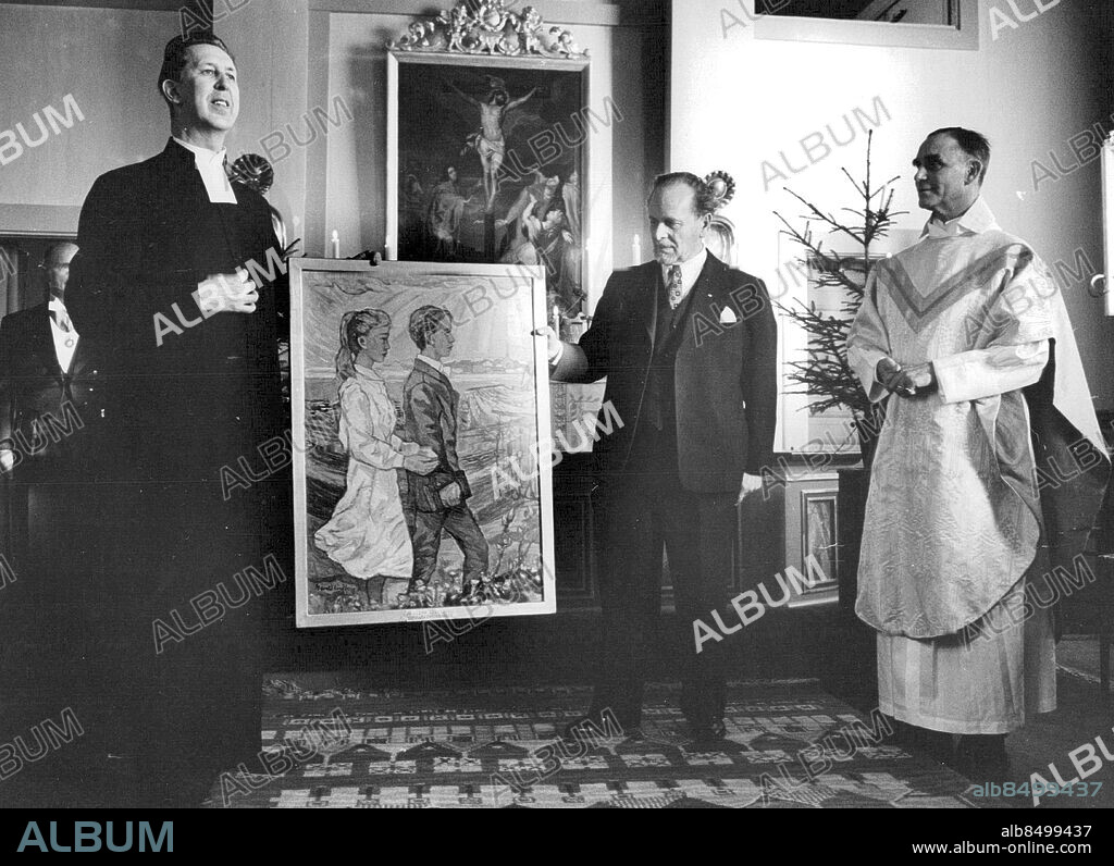 Dalarö 1963-12-08. Dalarös nya kyrkoherde Torsten Magnusson, konstnär Harald Lindberg med målningen "Konfirmander" samt församlingens förre kyrkoherde Allan Lindeberg . Foto: Jan Björsell / SvD / TT / kod 12014.
