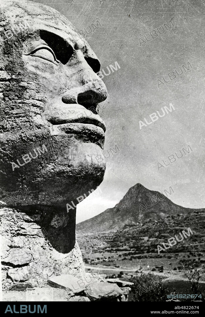 PRes d'Adoua, des soldats italiens ont construit en maconnerie, cette statue haute de 4m80 et representant la tete du Duce. tirage argentique Mars 1936. Credit : KHARBINE-TAPABOR.