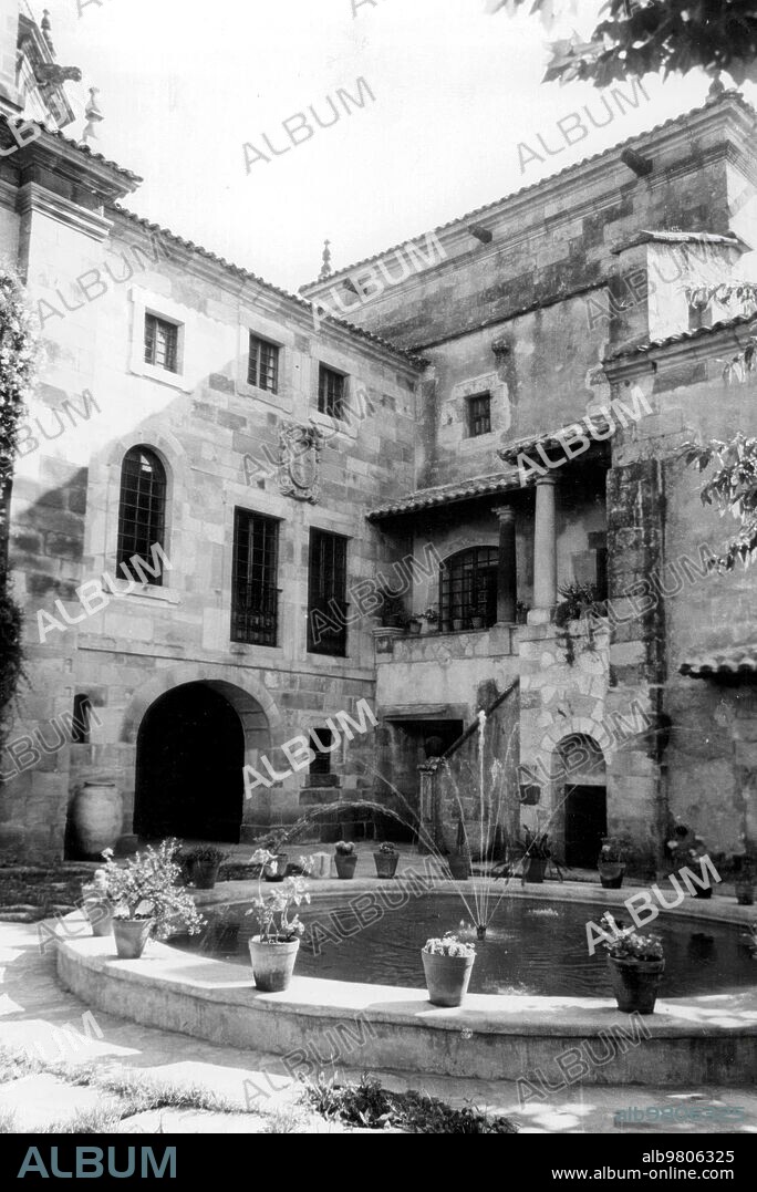1962. Vista del patio del palacio Elsedo en el pueblo de Pamanes (Cantabria).