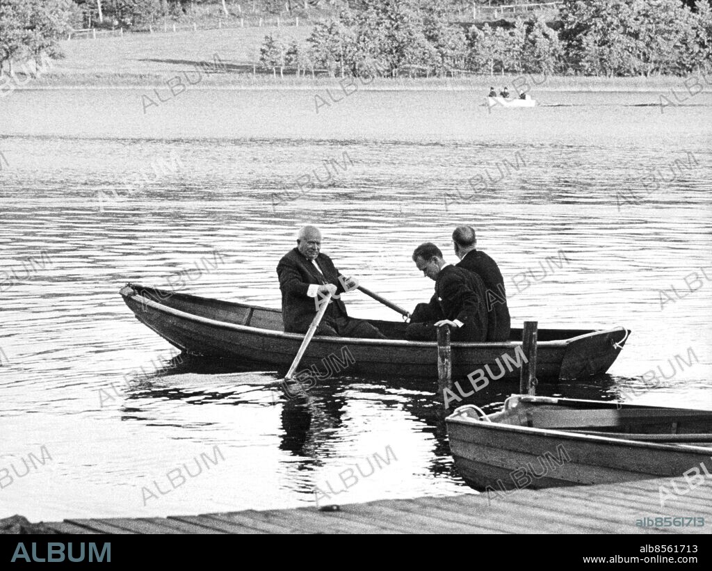 ©SCANPIX SWEDEN, 1964-06-25.. Nikita Chrusjtjov och Tage Erlander i Harpsundsekan.. Här ser vi Chrusjtjov vid årorna lägga ut från bryggan. Erlander sitter (t.h.) i aktern.. Foto: Scanpix. Code: 20360.
