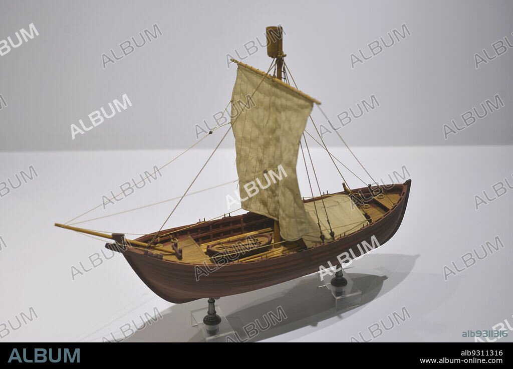 Barcaza. Pequeña embarcación utilizada en los primeros viajes de exploración. Probablemente este tipo de barco fue el empleado por Gil Eanes cuando rodeó por vez primera el Cabo Bojador en 1434. Maqueta. Museo de la Marina. Lisboa. Portugal.