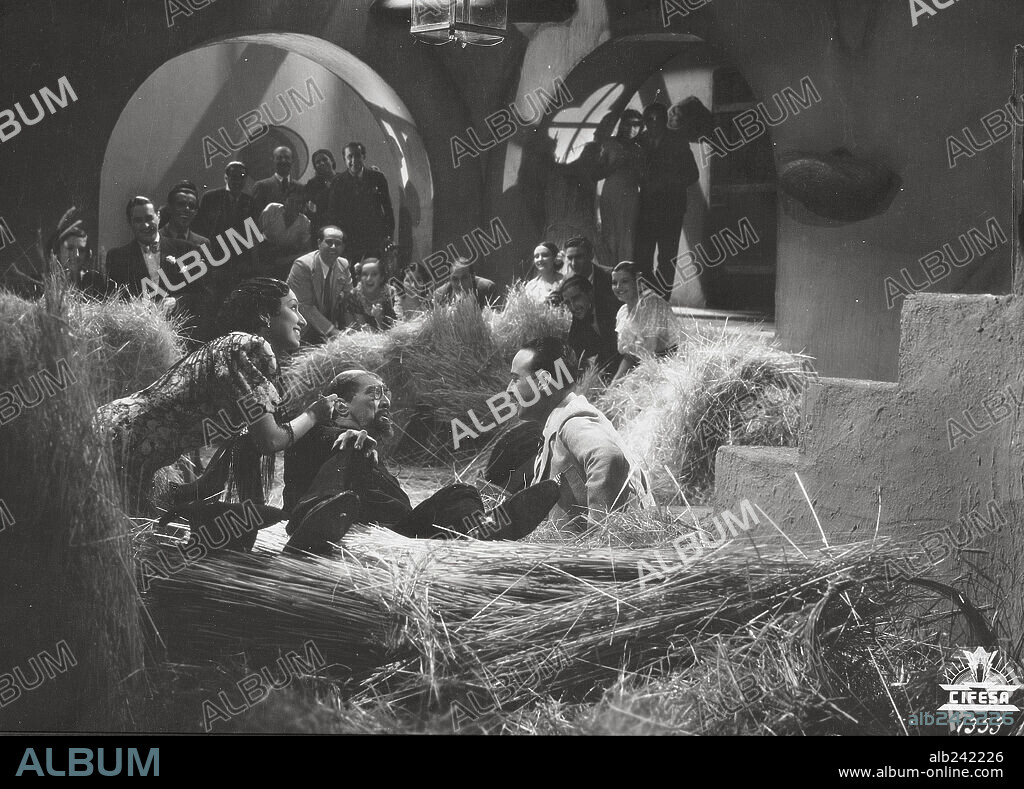 ALBERTO ROMEA, FERNANDO FERNANDEZ DE CORDOBA and ROSITA DIAZ GIMENO in EL GENIO ALEGRE, 1939, directed by FERNANDO DELGADO. Copyright COMPAÑIA INDUSTRIAL FILM ESPAÑOL (CIFESA).