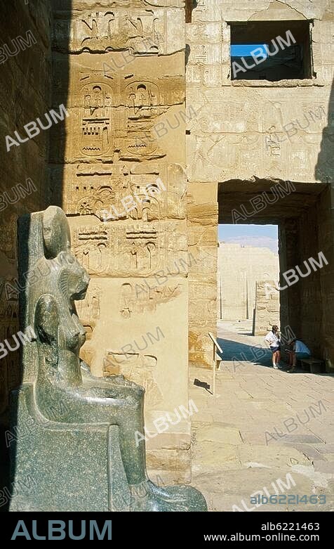 Theben-West (Oberägypten), Medinet Habu, Totentempel Ramses' III., (Neues Reich, 20.Dynastie, um 1160/1155 v.Chr.), Hohes Tor (mit Sandsteinblöcken verkleideter Ziegelbau; Höhe 19 m). /-Hof des Hohen Tores mit Statue der Göttin Sechmet und Durchblick zum ersten Pylon des Tempels.-/ Foto, undatiert.