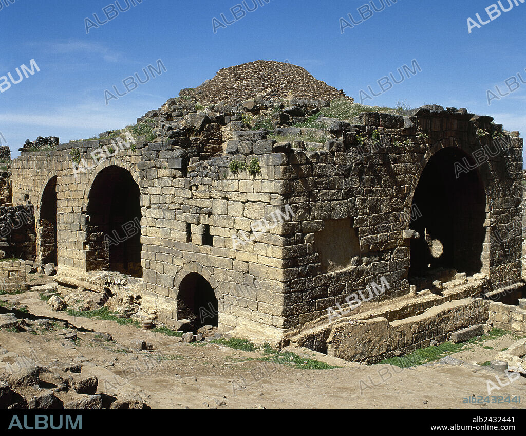 Siria. Bosra. Vista exterior de los antiguas termas romanas. (Fotografía tomada antes de la guerra civil siria).