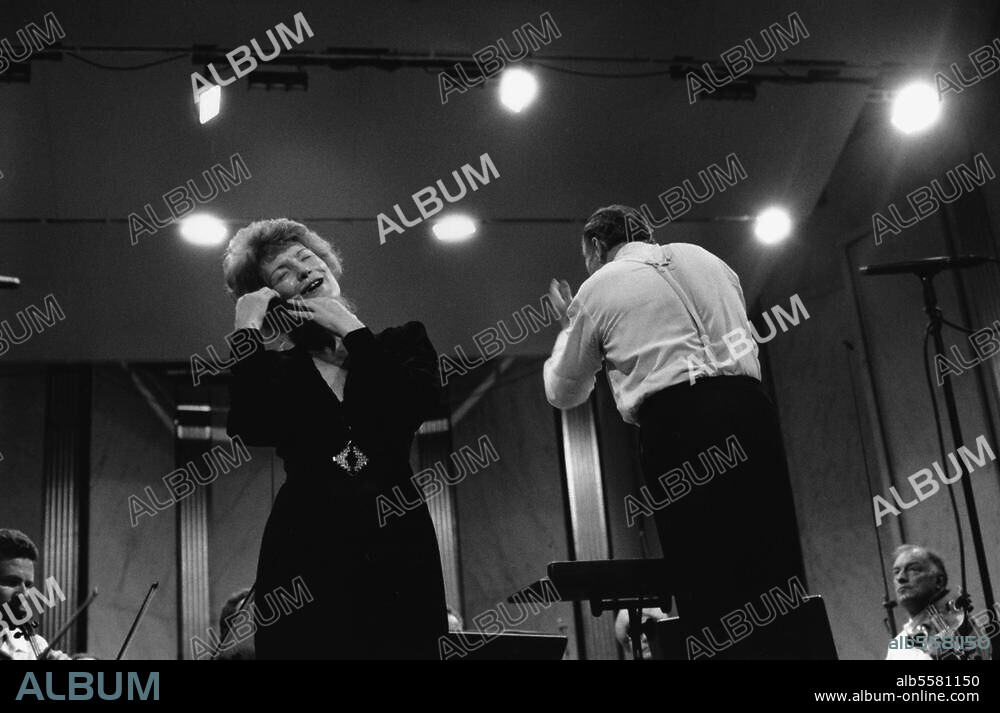 Mesplé, Mady ; soprano française ; née le 7.3.1931 à Toulouse. Mady Mesplé et le chef d'orchestre Georges Prêtre lors d' un concert.