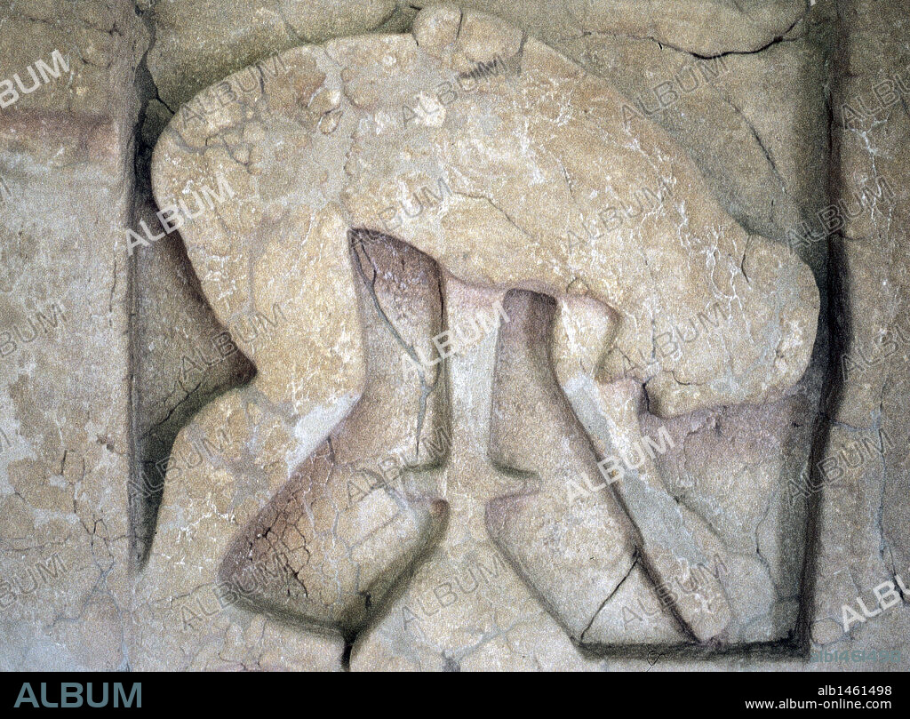 SUICIDIO DE AYAX, abalanzándose sobre su espada. Relieve de una metopa procedente del Santuario de Hera Argiva (Heraion). 570-560 a. C. Museo Arqueológico Nacional de Paestum. Italia.
