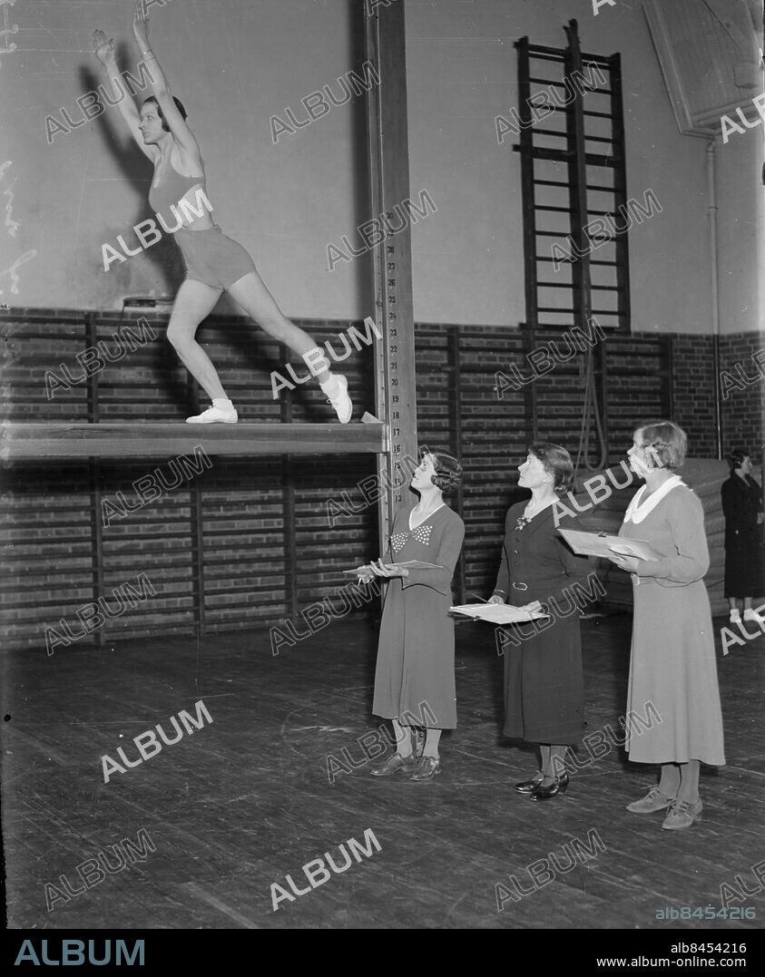 Göteborg 1935-03-17 - Kvinan går på en bom i en gymnastiksal - prov för gymnasikmärket - *** Local Caption *** GT Låda 15-31 mars. KAMERAREPORTAGE.