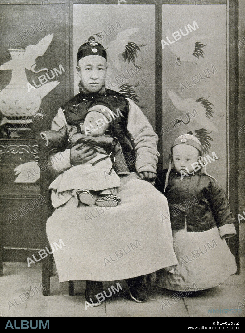 PU-YI (Pekín, 1906-1967). Emperador chino de la dinastía Qing. Fue nombrador sucesor de su tío Kuang-su con sólo dos años y, debido a su minoría de edad, fue su padre quien ejerció de regente. En 1911 la revolución nacionalista proclamó la República y obligó a Pu-yi a abdicar en 1912. Emperador de Manchuria (1934-1945). "PU-YI (derecha) CON SU PADRE Y SU HERMANO MENOR".