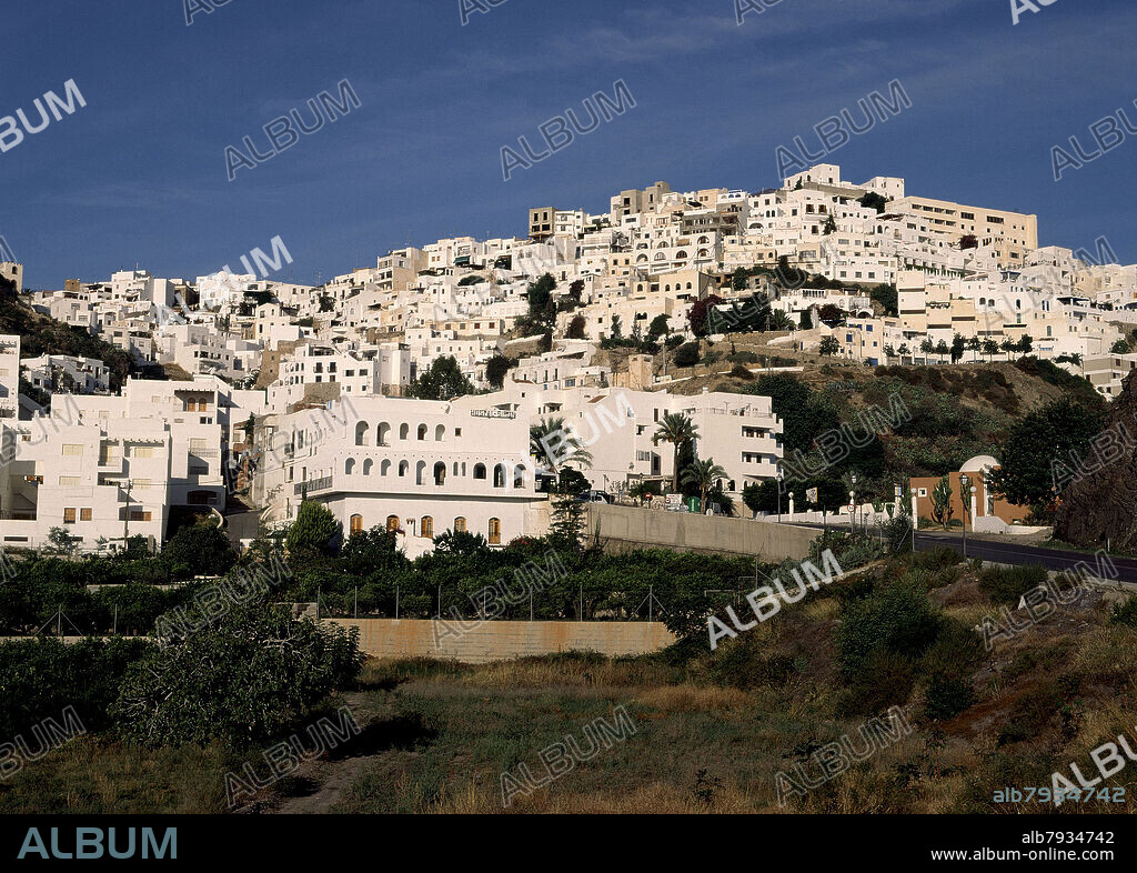 VISTA DEL PUEBLO BLANCO,TIPICO DE ALMERIA.