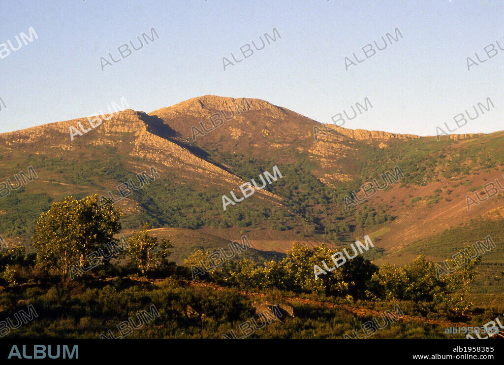 CASTILLA-LA MANCHA. 'Pico Ocejón', situado en la 'Sierra del Ocejón o del Robledal'. Forma parte de la 'Sierra de Ayllón'. Provincia de Guadalajara. España.