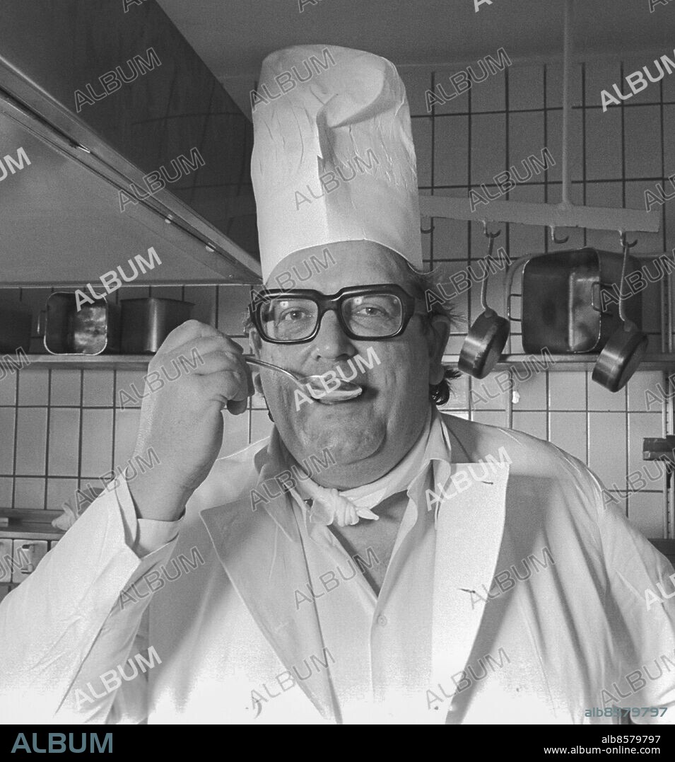 STOCKHOLM 1974-10-30. Lasse Holmqvist programledare och TV-producent, i kockkläder. Foto: Freddy Lindström TT / Historical / Kod: 1902.