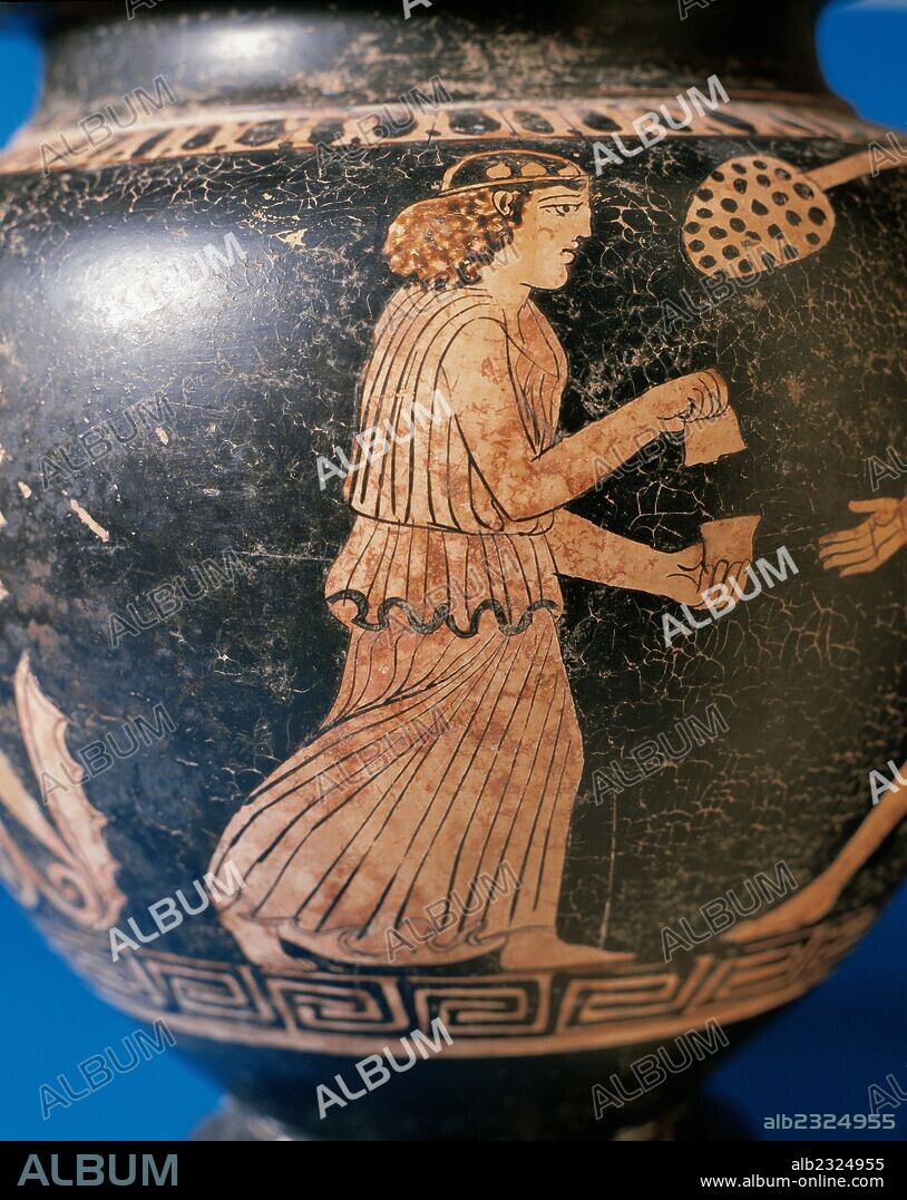 ARTE GRIEGO. ESPAÑA. Siglo V a. C. PERIODO CLASICO. "MUJER ATICA DIBUJADA EN ROJO SOBRE FONDO NEGRO". (Detalle de un STAMMOS, vaso grande abierto o vasija provisto de dos asas horizontales. Pieza procedente de Bari (Italia), "Magna Grecia". Siglo V a. C. Museu Episcopal del Vic. Provincia de Barcelona. Comarca de Osona. Cataluña.