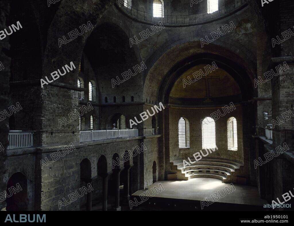 ARTE BIZANTINO. TURQUIA. IGLESIA DE SANTA IRENE. Reconstruida bajo reinado del emperador Justiniano en el 537. Presenta una planta de tres naves, con una cúpula en la intersección de los brazos. En el 381 se celebró en ella el segundo Concilio Ecuménico que fue presidido por Teodosio I. Vista general interior del ABSIDE. ESTAMBUL.