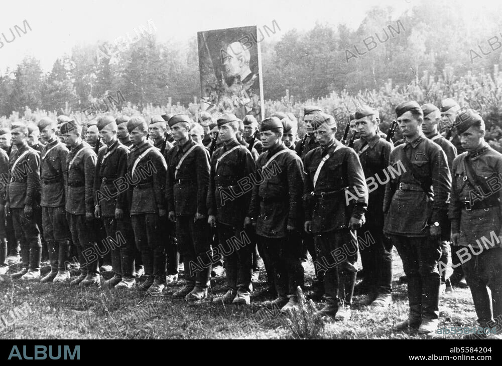 Geschichte:. 2. Weltkrieg / Sowjetunion 1941-45. Abteilung ausgezeichneter Moskauer Komsomolzen vor dem Abmarsch an die Front. Foto (I. Schagin), 1942.