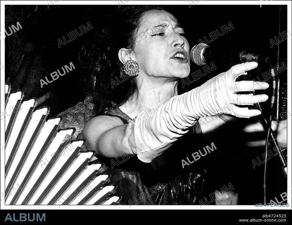 ROCK ALTERNATIF parisien, le groupe Haine et ses Amours, vers 1990, en concert au New Moon. la Chanteuse Myriam Villefroy. Photo Francis CAMPIGLIA/Kharbine Tapabor.